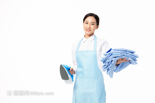 家政服务中女性熨烫衣物的艺术与技巧